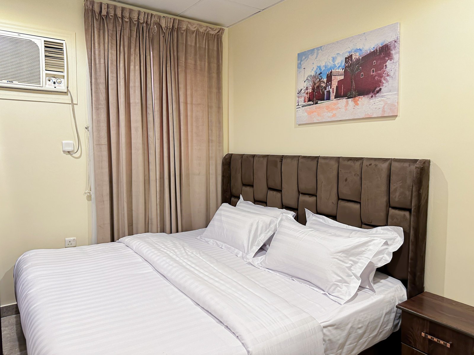 غرفة نوم واسعة في شقة مفروشة بالمدينة المنورة