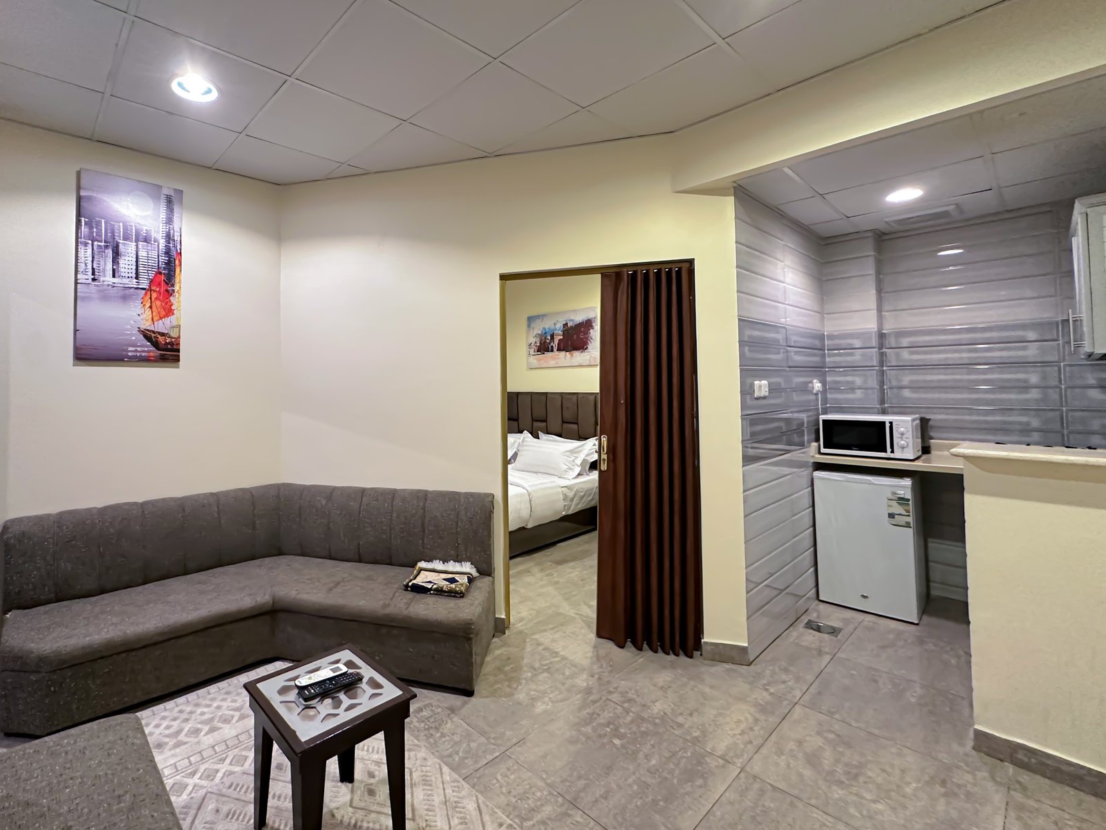 غرفة جلوس مفروشة ومريحة بالقرب من الحرم النبوي